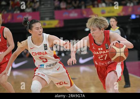 Sydney, Australia. 2 luglio 2023. Wang Siyu (L) della squadra di pallacanestro femminile cinese e Saki Hayashi (R) della squadra di pallacanestro femminile giapponese hanno visto in azione durante la FIBA Women's Asia Cup 2023 Division A match tra Cina e Giappone al Quay Centre. Punteggio finale; Cina 73:71 Giappone. Credito: SOPA Images Limited/Alamy Live News Foto Stock