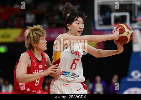 Sydney, Australia. 2 luglio 2023. Maki Takada (L) della squadra di pallacanestro femminile del Giappone e Han Xu (R) della squadra di pallacanestro femminile della Cina hanno visto in azione durante la partita della FIBA Women's Asia Cup 2023 Division A tra Cina e Giappone al Quay Centre. Punteggio finale; Cina 73:71 Giappone. (Foto di Luis Veniegra/SOPA Images/Sipa USA) credito: SIPA USA/Alamy Live News Foto Stock