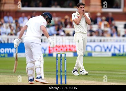 L'australiano Pat Cummins (a destra) reagisce dopo il bowling all'inglese Jonny Bairstow durante il quinto giorno del secondo test match degli Ashes al Lord's, Londra. Data foto: Domenica 2 luglio 2023. Foto Stock