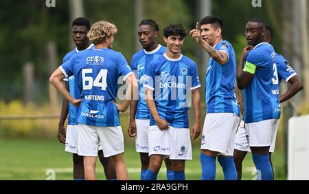 Genk, Belgio. 1 luglio 2023. Josue Ndenge Kongolo di Genk, Nolan Martens di Jong Genk, Joris Kayembe di Genk, Luca Oyen di Genk, Nicolas Castro di Genk e Mujaid Sadick Aliu di Genk raffigurati durante una partita di calcio amichevole tra KRC Genk e KVK Tienen, sabato 01 luglio 2023 a Genk, in preparazione della prossima stagione 2023-2024. BELGA PHOTO JOHAN EYCKENS Credit: Belga News Agency/Alamy Live News Foto Stock