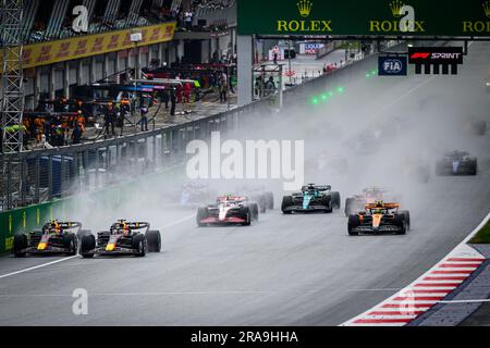 Spielberg, Austria. 1 luglio 2023. I piloti iniziano la gara di Sprint durante il weekend del Gran Premio di F1 austriaco sul Red Bull Ring. (Foto di jure Makovec/SOPA Images/Sipa USA) credito: SIPA USA/Alamy Live News Foto Stock