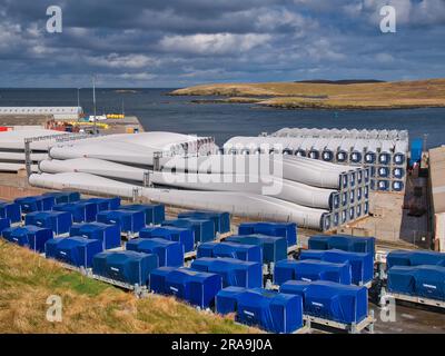 Pale e navicelle per turbine eoliche immagazzinate per la Viking Wind Farm, in costruzione nelle Shetland, Regno Unito. I componenti sono in attesa di spostarsi verso i vari conteggi Foto Stock