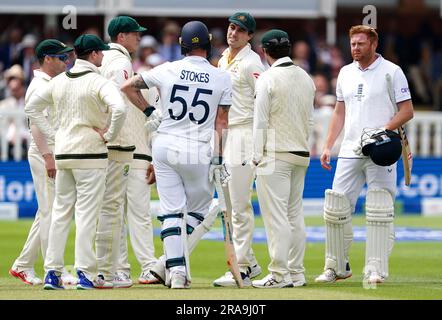 L'inglese Jonny Bairstow (a destra) reagisce dopo essere stato eliminato dall'australiano Alex Carey durante il quinto giorno del secondo test match degli Ashes a Lord's, Londra. Data foto: Domenica 2 luglio 2023. Foto Stock