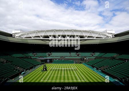 Una vista generale del Centre Court presso l'All England Lawn Tennis and Croquet Club di Wimbledon, in vista dei campionati che iniziano il lunedì. Data foto: Domenica 2 luglio 2023. Foto Stock