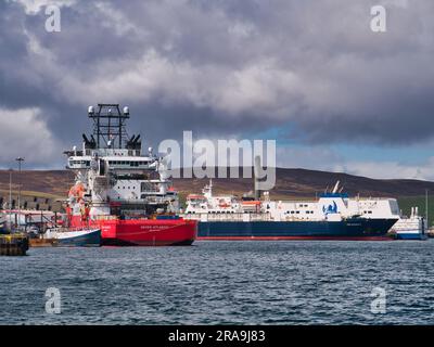 La nave di supporto subacqueo Seven Atlantic (a sinistra) e la nave cargo roro-lolo NorthLink Ferries Hildasay (a destra) nel trafficato porto di Lerwick nelle Shetland Foto Stock