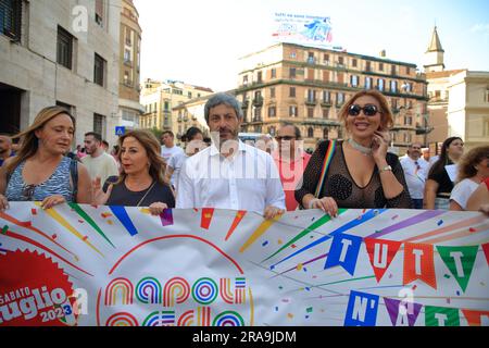 Napoli, Italia. 1 luglio 2023. Napoli, Italia - 1 luglio 2023: Persone viste partecipare con cartelli e bandiere alla sfilata per il Napoli Pride 2023 . Migliaia di persone hanno dimostrato di chiedere la libertà di amare senza essere pregiudicate. Una lunga processione ha marciato da Piazza Dante a Rotonda Diaz sul lungomare di Napoli il 1 luglio 2023. Nella foto Roberto Fico Presidente della camera dei deputati della Repubblica Italiana nel periodo 2018-2022 sfilata con la sfilata. (Foto di Pasquale Senatore/Pacific Press) Credit: Pacific Press Media Production Corp./Alamy Live News Foto Stock