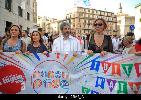 Napoli, Italia. 1 luglio 2023. Napoli, Italia - 1 luglio 2023: Persone viste partecipare con cartelli e bandiere alla sfilata per il Napoli Pride 2023 . Migliaia di persone hanno dimostrato di chiedere la libertà di amare senza essere pregiudicate. Una lunga processione ha marciato da Piazza Dante a Rotonda Diaz sul lungomare di Napoli il 1 luglio 2023. Nella foto Roberto Fico Presidente della camera dei deputati della Repubblica Italiana nel periodo 2018-2022 sfilata con la sfilata. (Foto di Pasquale Senatore/Pacific Press) Credit: Pacific Press Media Production Corp./Alamy Live News Foto Stock