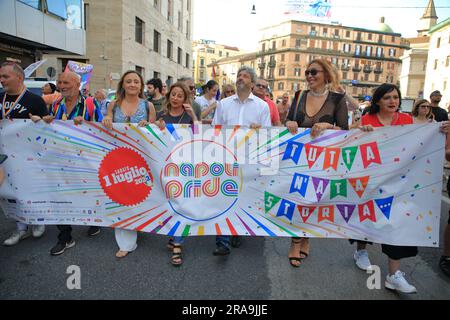 Napoli, Italia. 1 luglio 2023. Napoli, Italia - 1 luglio 2023: Persone viste partecipare con cartelli e bandiere alla sfilata per il Napoli Pride 2023 . Migliaia di persone hanno dimostrato di chiedere la libertà di amare senza essere pregiudicate. Una lunga processione ha marciato da Piazza Dante a Rotonda Diaz sul lungomare di Napoli il 1 luglio 2023. Nella foto Roberto Fico Presidente della camera dei deputati della Repubblica Italiana nel periodo 2018-2022 sfilata con la sfilata. (Foto di Pasquale Senatore/Pacific Press) Credit: Pacific Press Media Production Corp./Alamy Live News Foto Stock