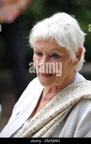 Dame Judith «Judi» Dench CH DBE FRSA al Chelsea Flower Show 2023, giorno di apertura. Chelsea è l'evento floreale e giardino più prestigioso del mondo. Lo spettacolo di sei giorni attrae circa 168.000 visitatori, inclusi i membri della famiglia reale, ed è il culmine degli eventi floreali e dei giardini che mostrano giardini all'avanguardia, design all'avanguardia e concetti artigianali, simile alla London Fashion Week. Il cuore dello spettacolo è il grande padiglione di 12.000m2, che ospita splendide mostre floreali e vivai globali che espone piante, arbusti e alberi. Foto Stock