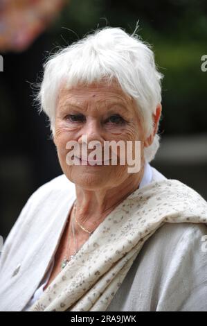 Dame Judith «Judi» Dench CH DBE FRSA al Chelsea Flower Show 2023, giorno di apertura. Chelsea è l'evento floreale e giardino più prestigioso del mondo. Lo spettacolo di sei giorni attrae circa 168.000 visitatori, inclusi i membri della famiglia reale, ed è il culmine degli eventi floreali e dei giardini che mostrano giardini all'avanguardia, design all'avanguardia e concetti artigianali, simile alla London Fashion Week. Il cuore dello spettacolo è il grande padiglione di 12.000m2, che ospita splendide mostre floreali e vivai globali che espone piante, arbusti e alberi. Foto Stock