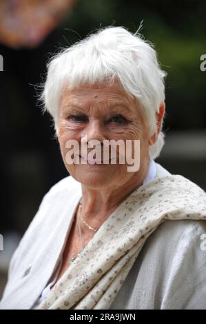 Dame Judith «Judi» Dench CH DBE FRSA al Chelsea Flower Show 2023, giorno di apertura. Chelsea è l'evento floreale e giardino più prestigioso del mondo. Lo spettacolo di sei giorni attrae circa 168.000 visitatori, inclusi i membri della famiglia reale, ed è il culmine degli eventi floreali e dei giardini che mostrano giardini all'avanguardia, design all'avanguardia e concetti artigianali, simile alla London Fashion Week. Il cuore dello spettacolo è il grande padiglione di 12.000m2, che ospita splendide mostre floreali e vivai globali che espone piante, arbusti e alberi. Foto Stock