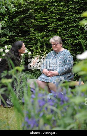 Thérèse Coffey parlamentare (membro conservatore del Parlamento, Segretario di Stato per l'ambiente, l'alimentazione e gli affari rurali) intervistata durante il giorno di apertura del Chelsea Flower Show del 2023. Chelsea è l'evento floreale e giardino più prestigioso del mondo. Lo spettacolo di sei giorni attrae circa 168.000 visitatori, inclusi i membri della famiglia reale, ed è il culmine degli eventi floreali e dei giardini che mostrano giardini all'avanguardia, design all'avanguardia e concetti artigianali, simile alla London Fashion Week. Il cuore dello spettacolo è il grande padiglione di 12.000m2, che ospita splendide mostre floreali e nurserie globali Foto Stock