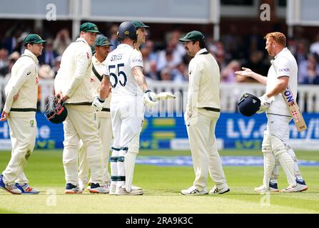 L'inglese Jonny Bairstow (a destra) reagisce dopo essere stato eliminato dall'australiano Alex Carey durante il quinto giorno del secondo test match degli Ashes a Lord's, Londra. Data foto: Domenica 2 luglio 2023. Foto Stock