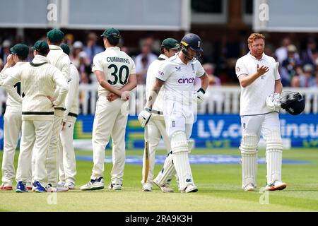 L'inglese Jonny Bairstow (a destra) reagisce dopo essere stato eliminato dall'australiano Alex Carey durante il quinto giorno del secondo test match degli Ashes a Lord's, Londra. Data foto: Domenica 2 luglio 2023. Foto Stock