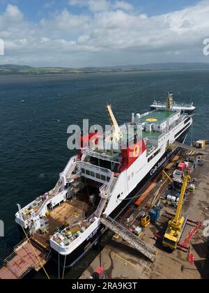 Le ultime viste aeree del traghetto passeggeri MV Glen Sannox in fase di costruzione presso il cantiere navale Ferguson di Port Glasgow. Scozia, Regno Unito Foto Stock