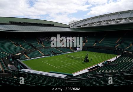 Una vista generale del Centre Court presso l'All England Lawn Tennis and Croquet Club di Wimbledon, in vista dei campionati che iniziano il lunedì. Data foto: Domenica 2 luglio 2023. Foto Stock