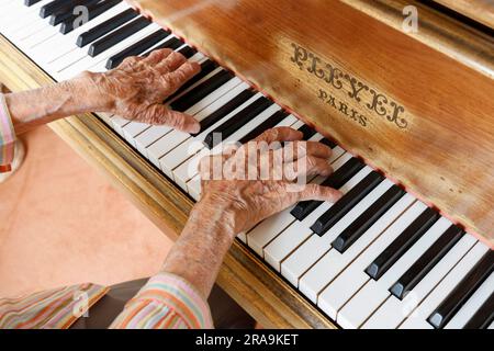 COLETTE, PIANISTA LABIRINTO DI 109 ANNI, PUBBLICA UN NUOVO DISCO Foto Stock