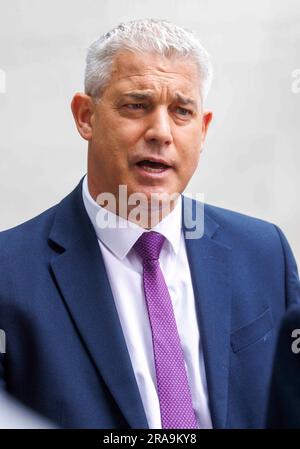 Londra, Regno Unito. 2 luglio 2023. Segretario della salute, Stephen Barclay, ai BBC Studios per domenica con Laura Kuenssberg. Ha difeso la posizione del governo sugli aumenti salariali dell'NHS e ha affermato che i medici junior si erano allontanati dai colloqui. Si è rifiutato di confermare se un aumento dello stipendio del 6% per i medici sarebbe stato accettabile. I medici junior hanno annunciato 5 giorni di sciopero dal 13-18 luglio. Crediti: Joe Maida/Alamy Live News Foto Stock