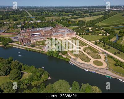 Vista aerea del Palazzo di Hampton Court e del fiume Tamigi, Surrey, Regno Unito. Foto Stock