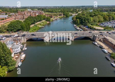 Vista aerea del Palazzo di Hampton Court, del Ponte di Hampton Court e del fiume Tamigi, Surrey, Regno Unito Foto Stock