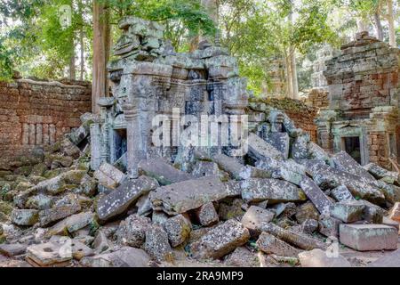 La storia della Cambogia riecheggia attraverso le rovine dei suoi edifici medievali in pietra. Foto Stock