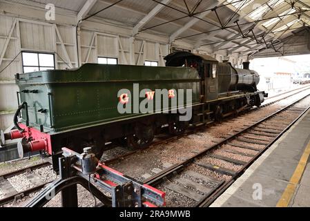 GWR 2884 Classe 2-8-0 locomotiva pesante n. 3803 immagazzinata di fronte alla piattaforma presso la stazione di Kingswear sulla ferrovia a vapore di Dartmouth. Foto Stock