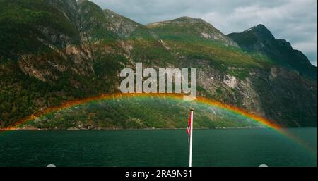 Sunnylvsfjorden, Norvegia. Arcobaleno colorato sopra il paesaggio primaverile di Sunnylvsfjorden. Vista panoramica dal battello turistico galleggiante in traghetto nel giorno d'estate Foto Stock
