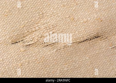 Primo piano del tessuto del sedile usurato - sembra essere composto da fibre miste e non da cotone al 100%. Per bordi sfilacciati, giorni migliori, metafora fuori condizione. Foto Stock