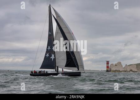 Tschuss 2 uno yacht da corsa Volvo 70 naviga intorno all'estremità Needles dell'Isola di Wight per raggiungere un superbo primo posto nella Round the Island Race Foto Stock