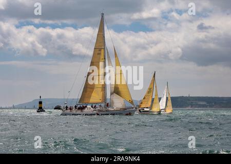 Tre barche a vela con vele gialle in fila si sfidano nella gara Round the Island Yacht Race dell'Isola di Wight. GBR2587L, GBR9633R E GBR834 Foto Stock