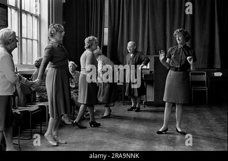 Imparare a ballare. Darby e Joan Club. Una lezione di danza pomeridiana non vedente e ipovedente per anziani al Battersea Institute. L'insegnante dà istruzioni. Battersea, Londra, Inghilterra circa 1970. Foto Stock