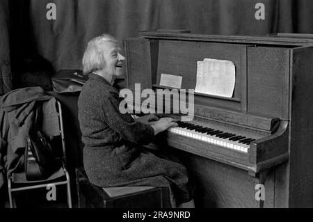 Pianista al Darby and Joan Club. Il pianista a una lezione di danza pomeridiana cieca e ipovedente per anziani al Battersea Institute. Battersea, Londra, Inghilterra circa 1970. 1970S UK HOMER SYKES Foto Stock