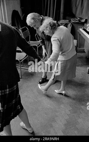 Darby e Joan Club. Una lezione di danza pomeridiana non vedente e ipovedente per anziani al Battersea Institute. Battersea, Londra, Inghilterra circa 1970. 1970S UK HOMER SYKES Foto Stock