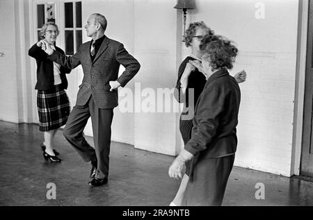 Darby e Joan Club. Una lezione di danza pomeridiana non vedente e ipovedente per anziani al Battersea Institute. Battersea, Londra, Inghilterra circa 1970. 1970S UK HOMER SYKES Foto Stock