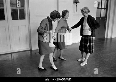 Darby e Joan Club. Una lezione di danza pomeridiana non vedente e ipovedente per anziani al Battersea Institute. Battersea, Londra, Inghilterra circa 1970. 1970S UK HOMER SYKES Foto Stock