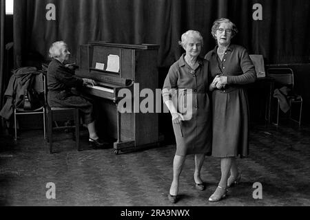 Darby e Joan Club. Una lezione di danza pomeridiana non vedente e ipovedente per anziani al Battersea Institute. Battersea, Londra, Inghilterra circa 1970. 1970S UK HOMER SYKES Foto Stock