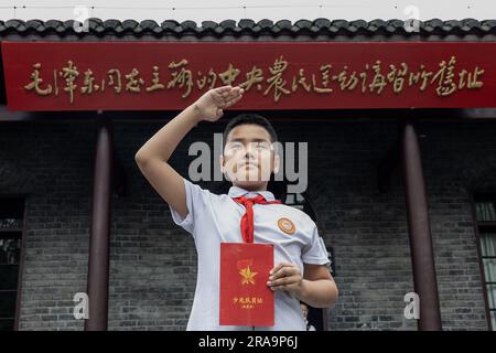 Wuhan, Cina. 1 luglio 2023. Un allievo di China Young Pioneers posa per le foto al Museo rivoluzionario di Wuhan durante il 102° anniversario della fondazione del CPC a Wuhan. In vista dell'anniversario della fondazione del CPC, i dati ufficiali hanno rivelato che l'appartenenza al CPC ha segnato un aumento di quasi 1,33 milioni, ovvero il 1,4%, da 2021 a 98,04 milioni alla fine del 2022. Credito: SOPA Images Limited/Alamy Live News Foto Stock