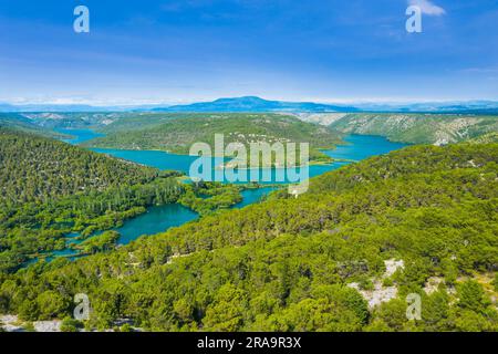 Paesaggio con cascate nel canyon del Parco Nazionale di Krka, Croazia Foto Stock