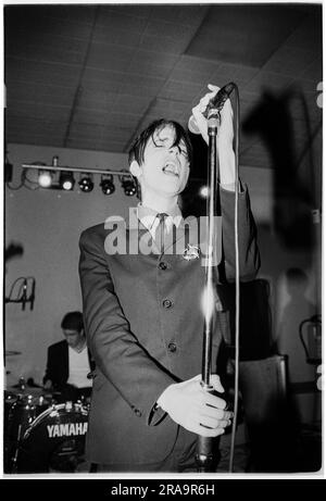 MENSWEAR, PRIMO TOUR nel Regno Unito, 1995: Johnny Dean della band Britpop Menswear suona dal vivo alla Glamorgan University in Galles, Regno Unito, il 4 maggio 1995. Foto: Rob Watkins. INFO: Menswear è un gruppo musicale indie rock britannico emerso durante l'era Britpop degli anni '1990. Noti per la loro immagine elegante e il loro suono energico, hanno attirato l'attenzione con successi come "Daydreamer" e "Stardust", che combinano chitarre stravaganti con melodie accattivanti e pop. Foto Stock