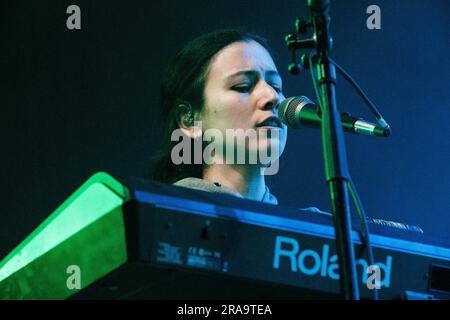 Roskilde, Danimarca. 1 luglio 2023. La band indie rock inglese Black Country, New Road esegue un concerto dal vivo durante il festival di musica danese Roskilde Festival 2023 a Roskilde. Qui il cantante e musicista May Kershaw è visto dal vivo sul palco. (Foto: Gonzales Photo/Alamy Live News Foto Stock