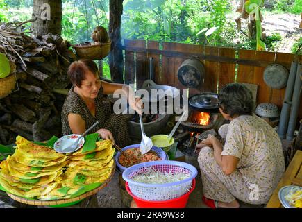 My Tho, Vietnam, 18 giugno 2023. Donna locale che prepara pancake tradizionali (Banh Xeo) presso un ristorante locale a My Tho, nella provincia di Tien Giang. Foto Stock