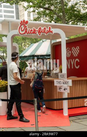 Promozione "Chick-fil-a free sandwich give-away" a Bryant Park, 23 giugno 2023 New York City, USA Foto Stock