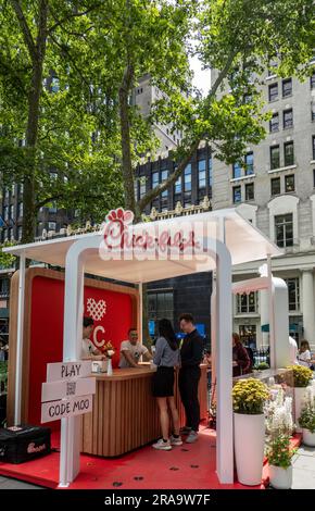 Promozione "Chick-fil-a free sandwich give-away" a Bryant Park, 23 giugno 2023 New York City, USA Foto Stock