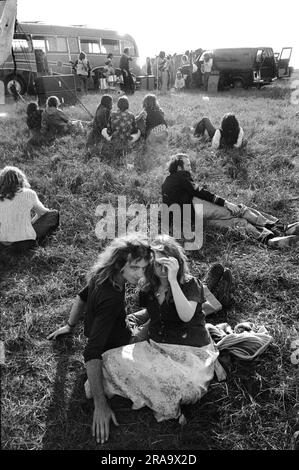 Stonehenge Free Festival al Solstizio d'Estate del 21 giugno, una coppia si gode la musica che la band sta suonando. Wiltshire, Inghilterra 1976. 1970 UK HOMER SYKES Foto Stock