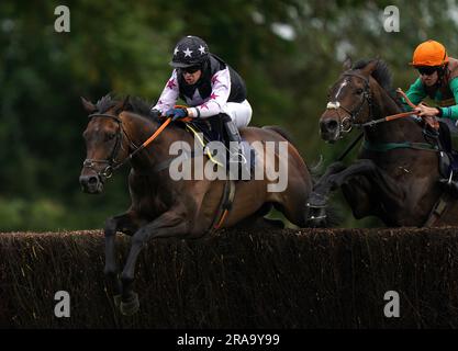 Al Zaraqaan guidato da Jonathan England (a destra) prima di andare a vincere il bet365 handicap Chase davanti a Sir Tivo guidato da Robert Dunne all'Uttoxeter Racecourse. Data foto: Domenica 2 luglio 2023. Guarda la storia della Pennsylvania MENTRE GAREGGIA CON Uttoxeter. Il credito fotografico dovrebbe essere: Tim Goode/PA Wire. RESTRIZIONI: L'uso è soggetto a restrizioni. Solo per uso editoriale, nessun uso commerciale senza previo consenso del titolare dei diritti. Foto Stock