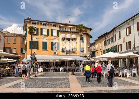 Pittoresca Piazza Giosue Carducci, Sirmione, Lago di Garda, Italia, Europa Foto Stock
