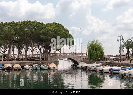 Piccolo ponte sul porto interno di Desenzano, Lago di Garda, Italia, Europa Foto Stock