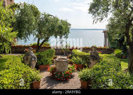 Giardino Grazia Deledda un bellissimo giardino a Sirmione. Uno scrittore italiano che ha ricevuto il Premio Nobel per la letteratura nel 1926. Lago di Garda, Italia Foto Stock