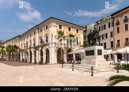Memoriale di guerra dello scultore Angelo Zanelli e Palazzo di Podestà affacciato su Piazza della Vittoria, Salò, Lago di Garda, Italia, Europa Foto Stock