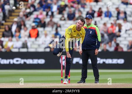 Birmingham, Regno Unito. 2 luglio 2023. Ashton Turner di Durham nel bowling d'azione durante il Vitality T20 Blast match tra Birmingham Bears e Durham all'Edgbaston Cricket Ground, Birmingham, Inghilterra, il 2 luglio 2023. Foto di Stuart Leggett. Solo per uso editoriale, licenza necessaria per uso commerciale. Nessun utilizzo in scommesse, giochi o pubblicazioni di un singolo club/campionato/giocatore. Credito: UK Sports Pics Ltd/Alamy Live News Foto Stock